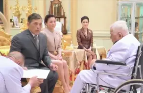 下载视频: 王后和贵妃同框比美，诗妮娜的眼神飘忽不定