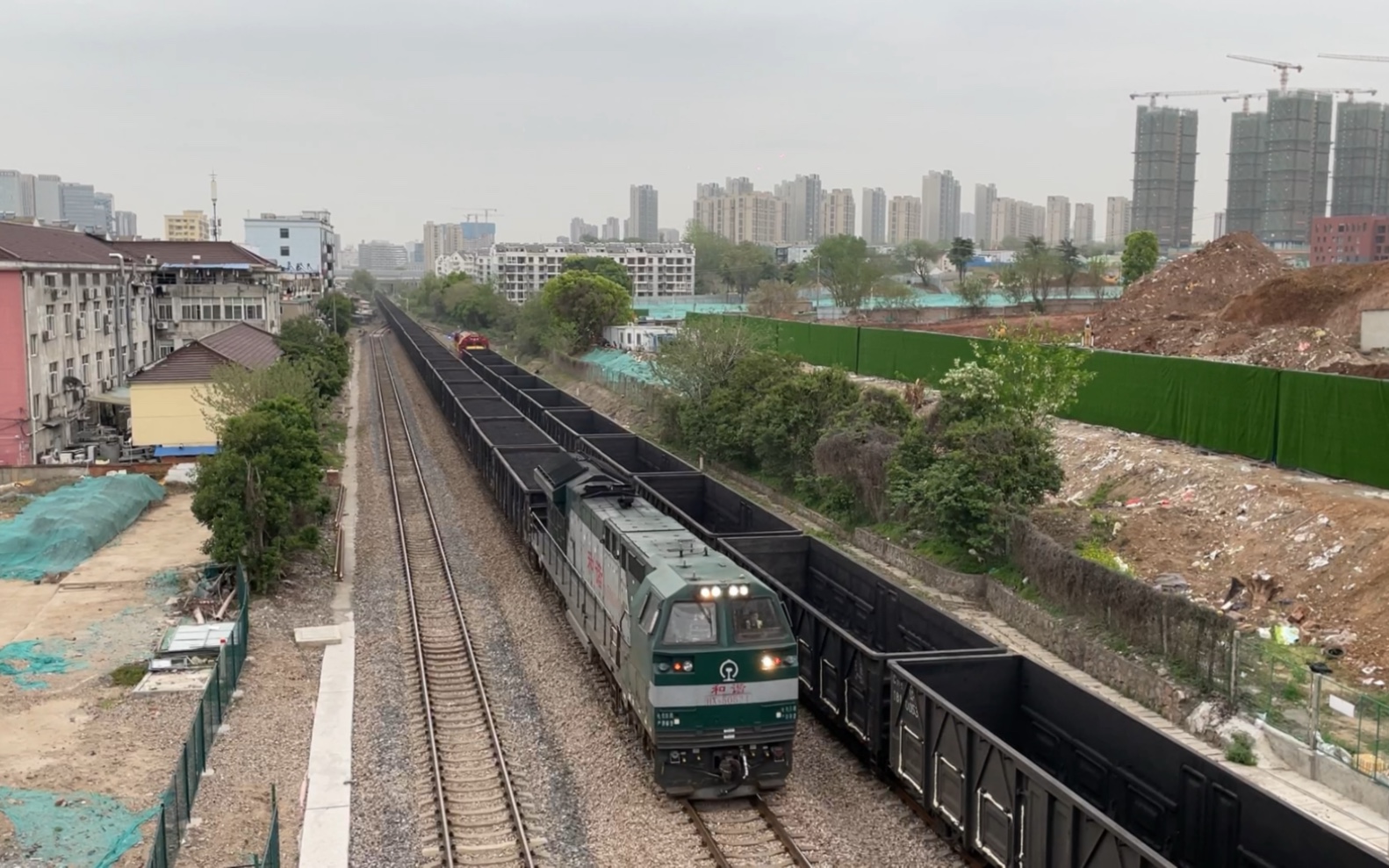 上局合段hxn50634牵引55辆敞车编组的货物列车鸣笛通过宁芜线西善桥站