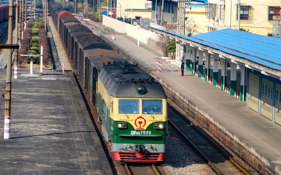 【吃饭睡觉拍火车】【柳州北站三天的拍摄记录】_哔哩哔哩 (゜-゜)つ