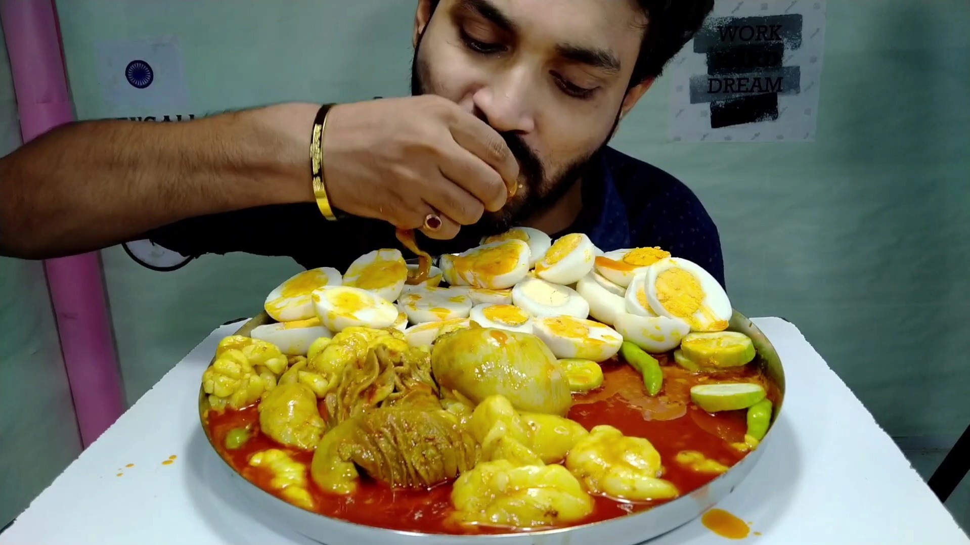 孟加拉美食:50 个煮鸡蛋,羊油,chusta,油咖喱,辣椒