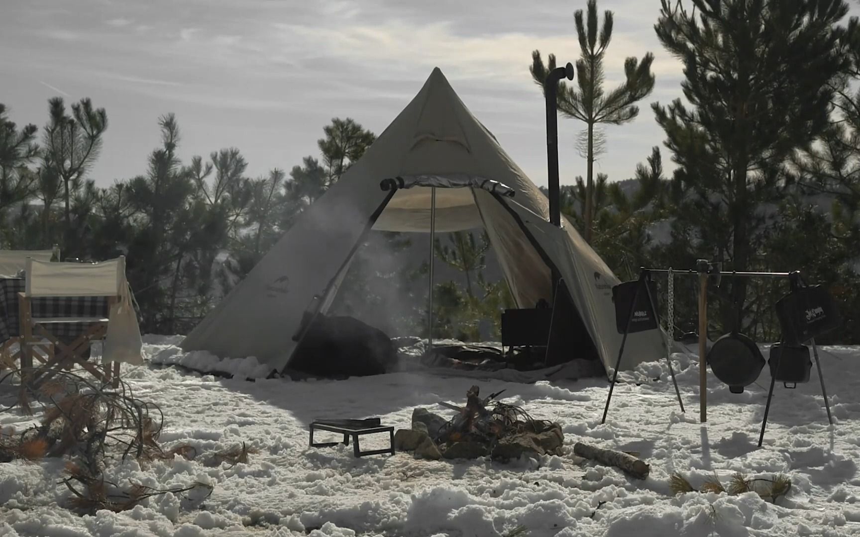 冬季雪地露营 在热帐篷里放松 在外面睡在-7°的天气里 土耳其凯尔斯