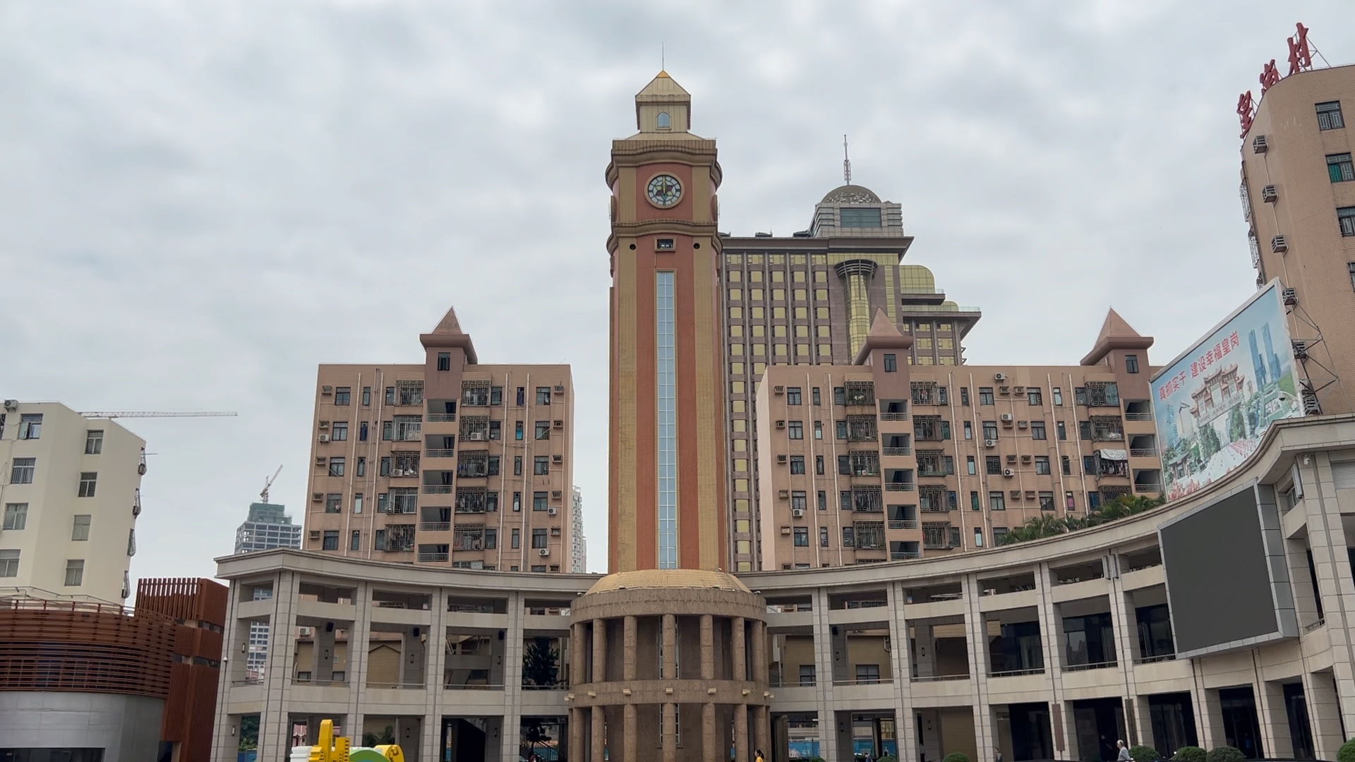 深圳皇岗村文化广场钟楼12点报时