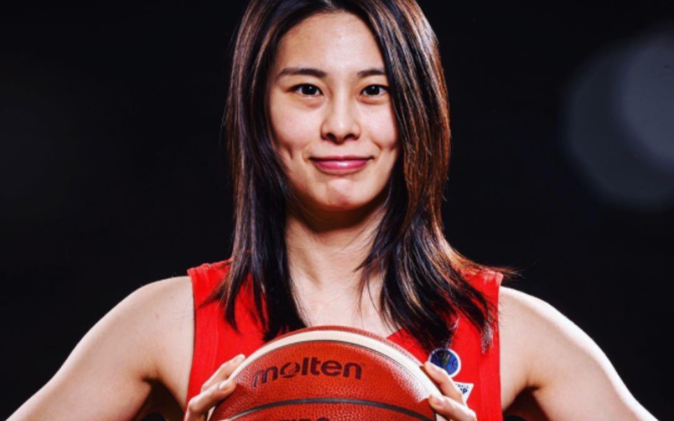 王思雨一流的控球技巧 快速灵动地脚步丝滑般地转身 堪称教科书式地