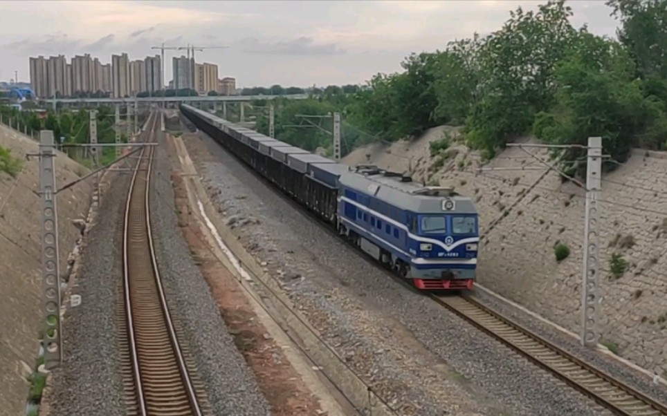 铁路蓝烟线少见的蓝猫货列