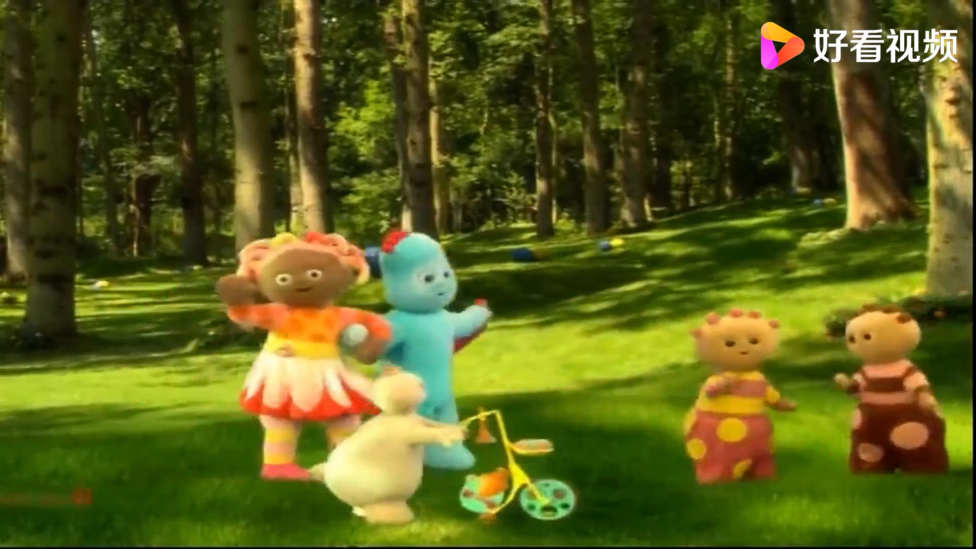 花园宝宝:大家听到声音,小点点也来了,大家一起乘坐叮叮车