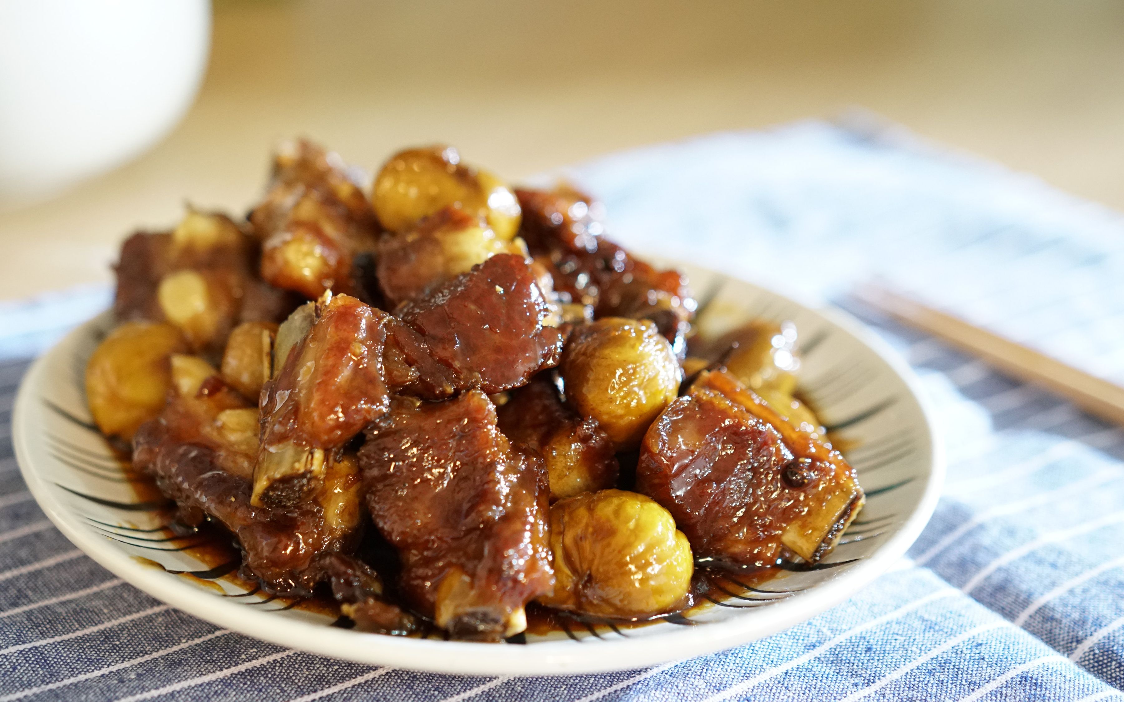 板栗烧排骨的正确打开方式,板栗粉糯,小排鲜香,汤汁最下饭_哔哩哔哩