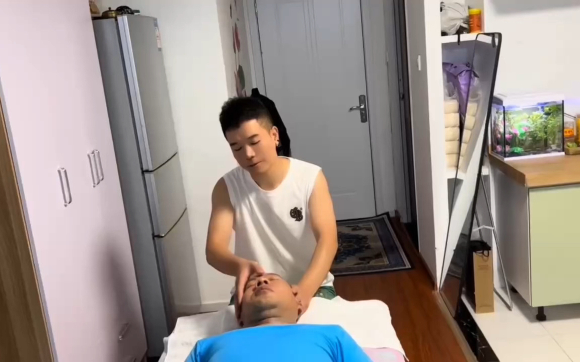 男技师头部按摩的手法