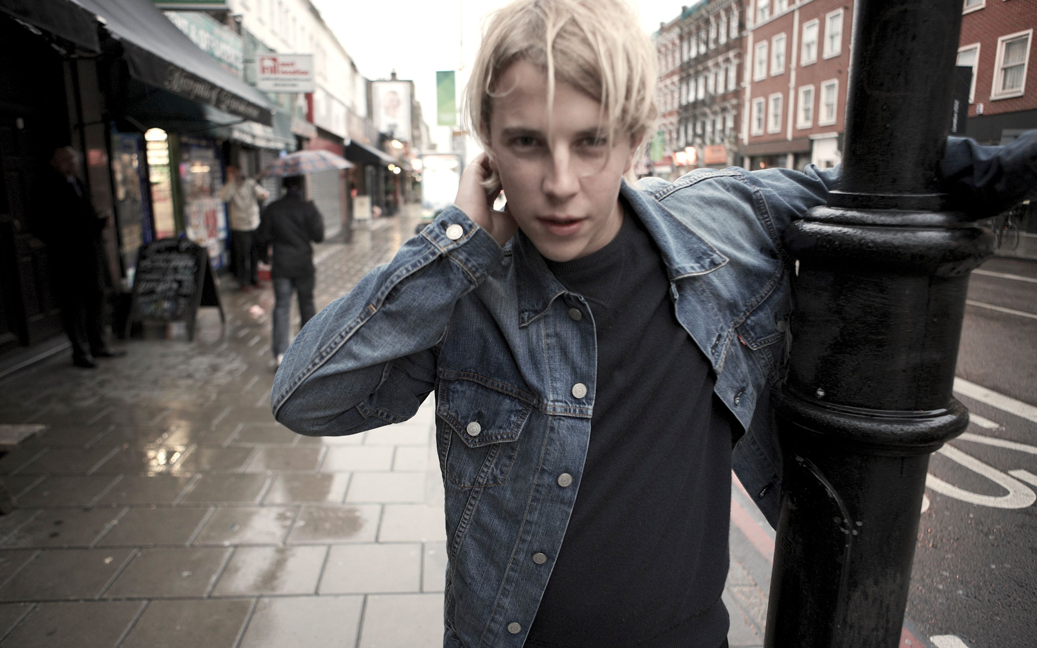 tom odell talks elton john, crazy fans and well aged bananas