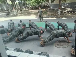 Скачать видео: 所以为什么军恋容易分手呢