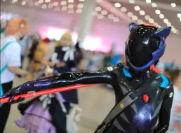 Télécharger la video: 【EVA新世纪福音战士】漫展上穿着体感约40摄氏度的十三号机LaTeX胶衣作战服是什么感觉（｡ò ∀ ó｡）