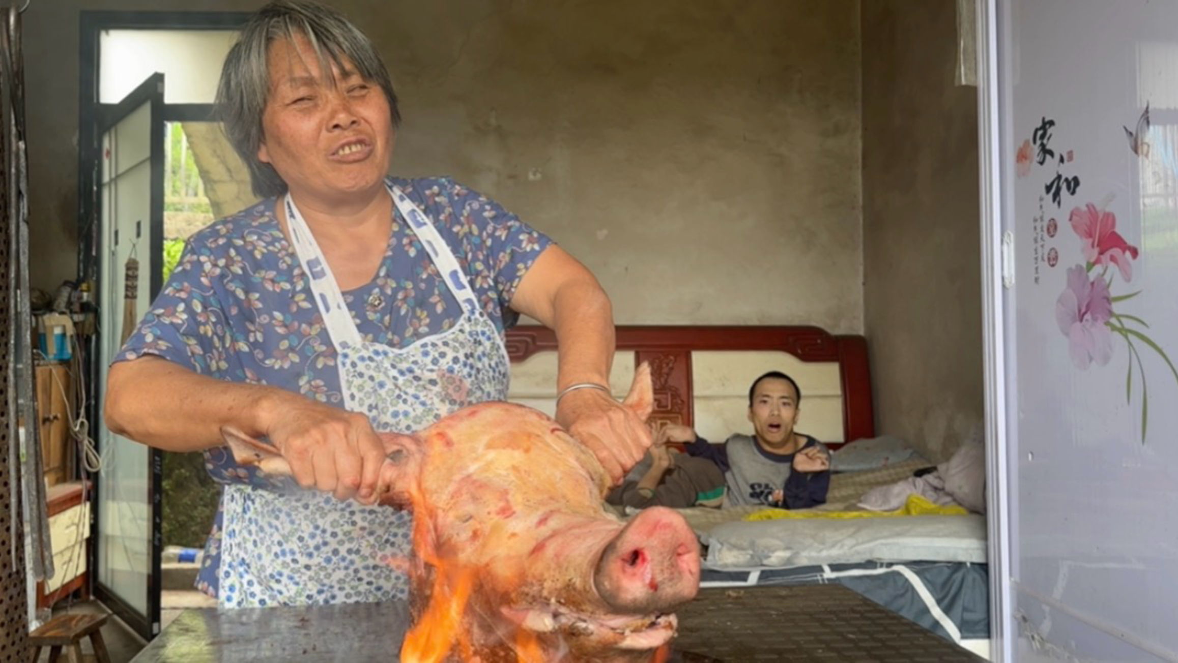 盲人母亲给脑瘫儿子做大猪头