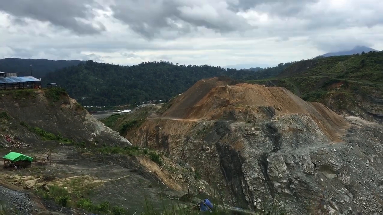翡翠原石矿区南齐场口是什么样的呢?带大家瞧一瞧