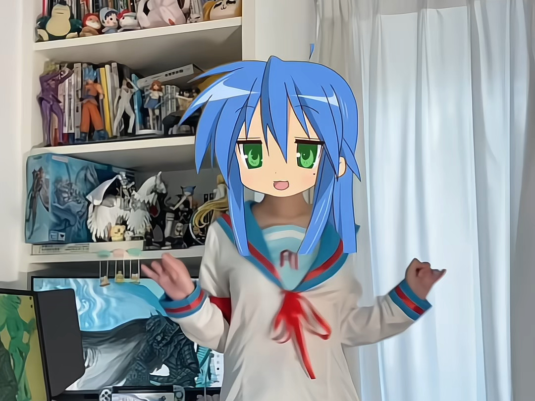 泉此方cos凉宫春日团长!衣服都没穿好!