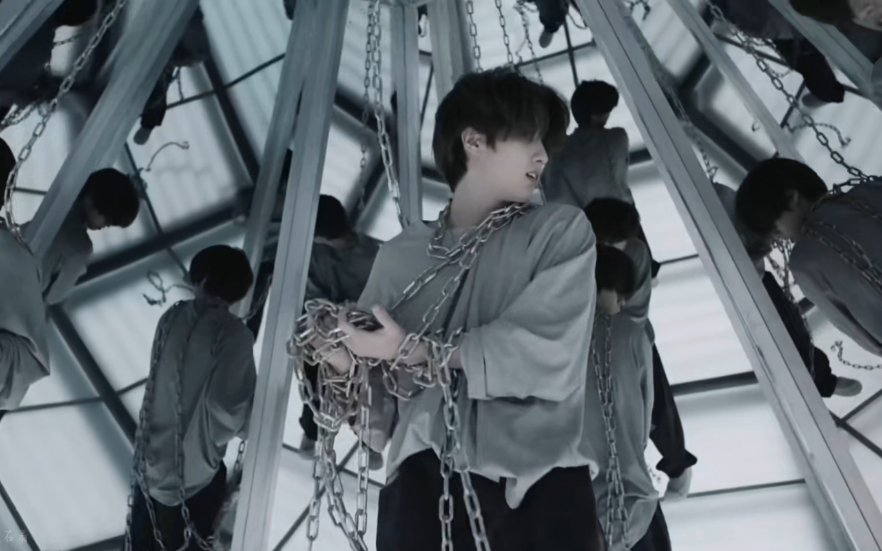 少年,锁链,幽闭空间