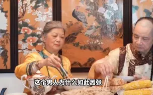 Video herunterladen: 穿明黄色的衣服，留满清的长辫子，嚣张的要求国家归还故宫