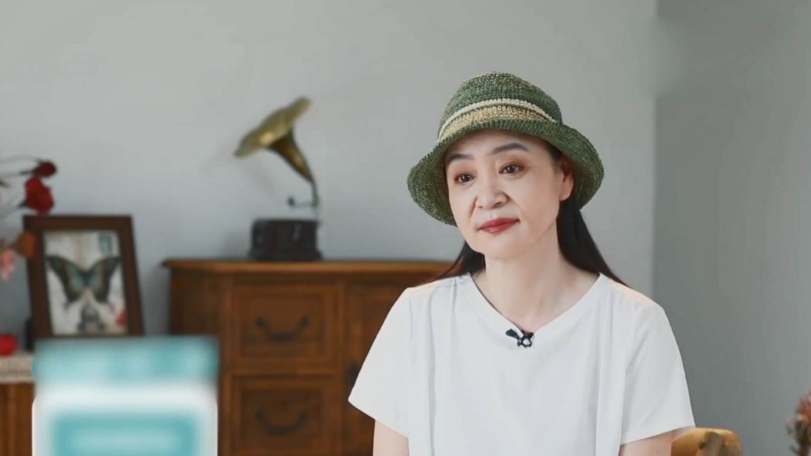 62岁刘雪华当街抽烟与友人热聊,吞云吐雾没形象,大姐大气势十足_哔哩