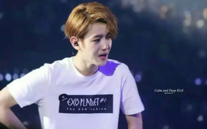 【exo】边伯贤舞台忍痛瞬间,忍着痛的样子真让人心疼,想哭!