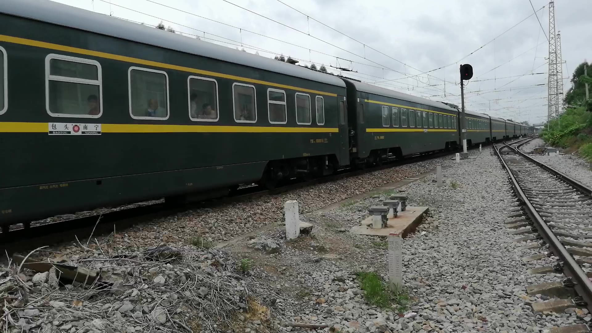 宁局柳段老虎0379牵引k162次列车黎塘站一站台发车