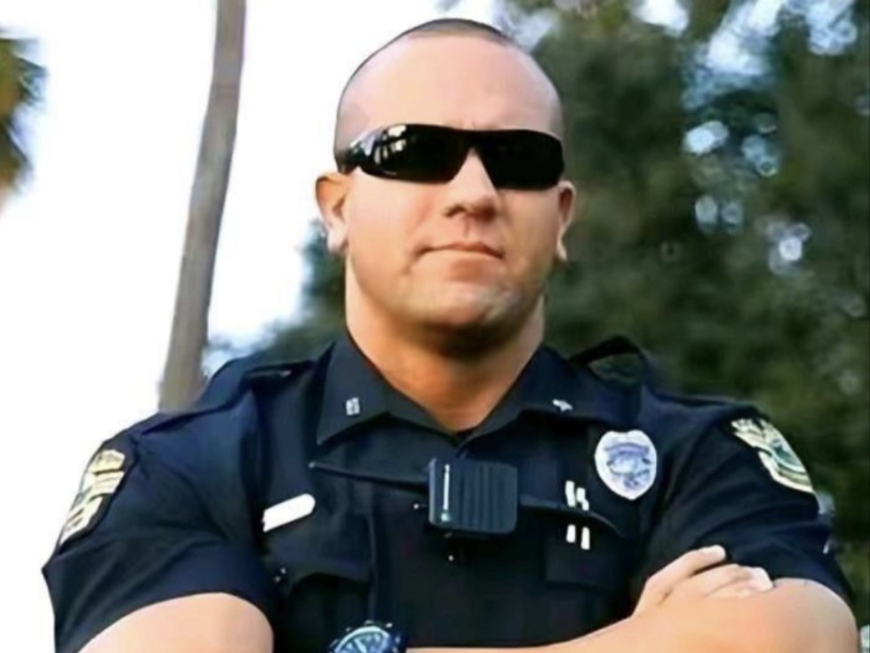 美国警察帮农场主捕抓武装分子7315