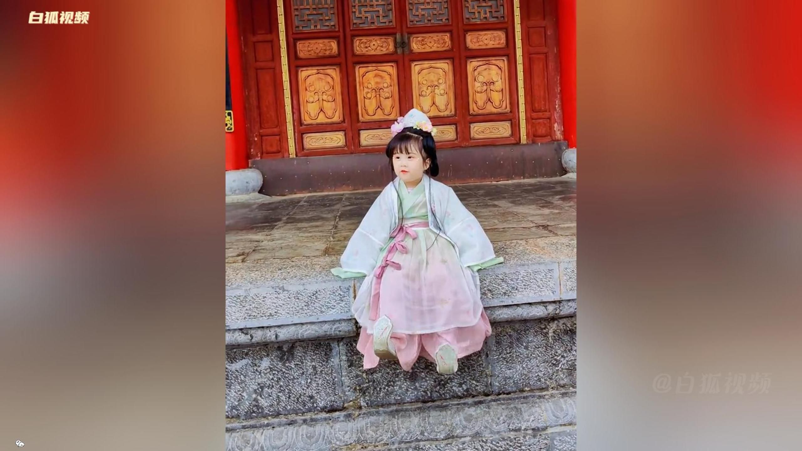 小朋友穿汉服逛丽江古城,回头的瞬间萌翻了,网友:又想骗我生女儿