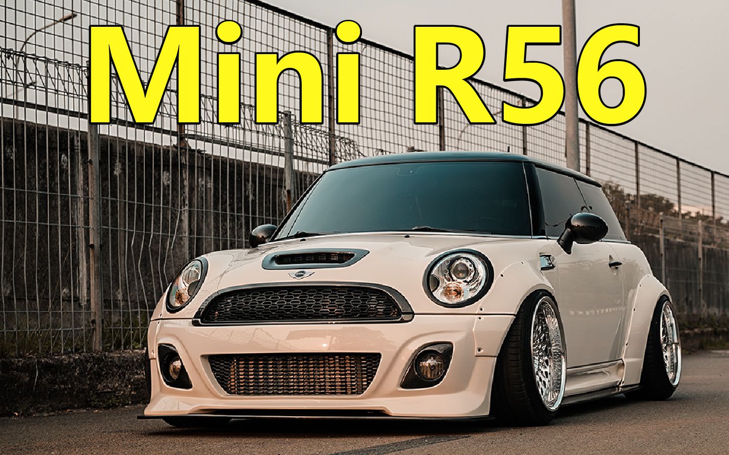 经典小钢炮宝马minir56娇小可爱的身影掩盖不了刚硬性能与咆哮