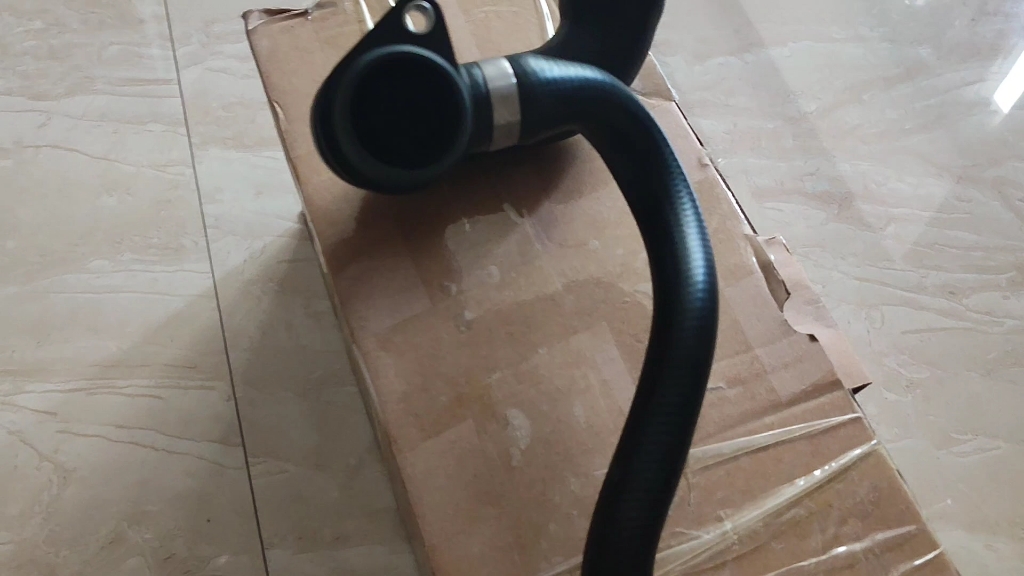 奔驰b200水管软管胶管