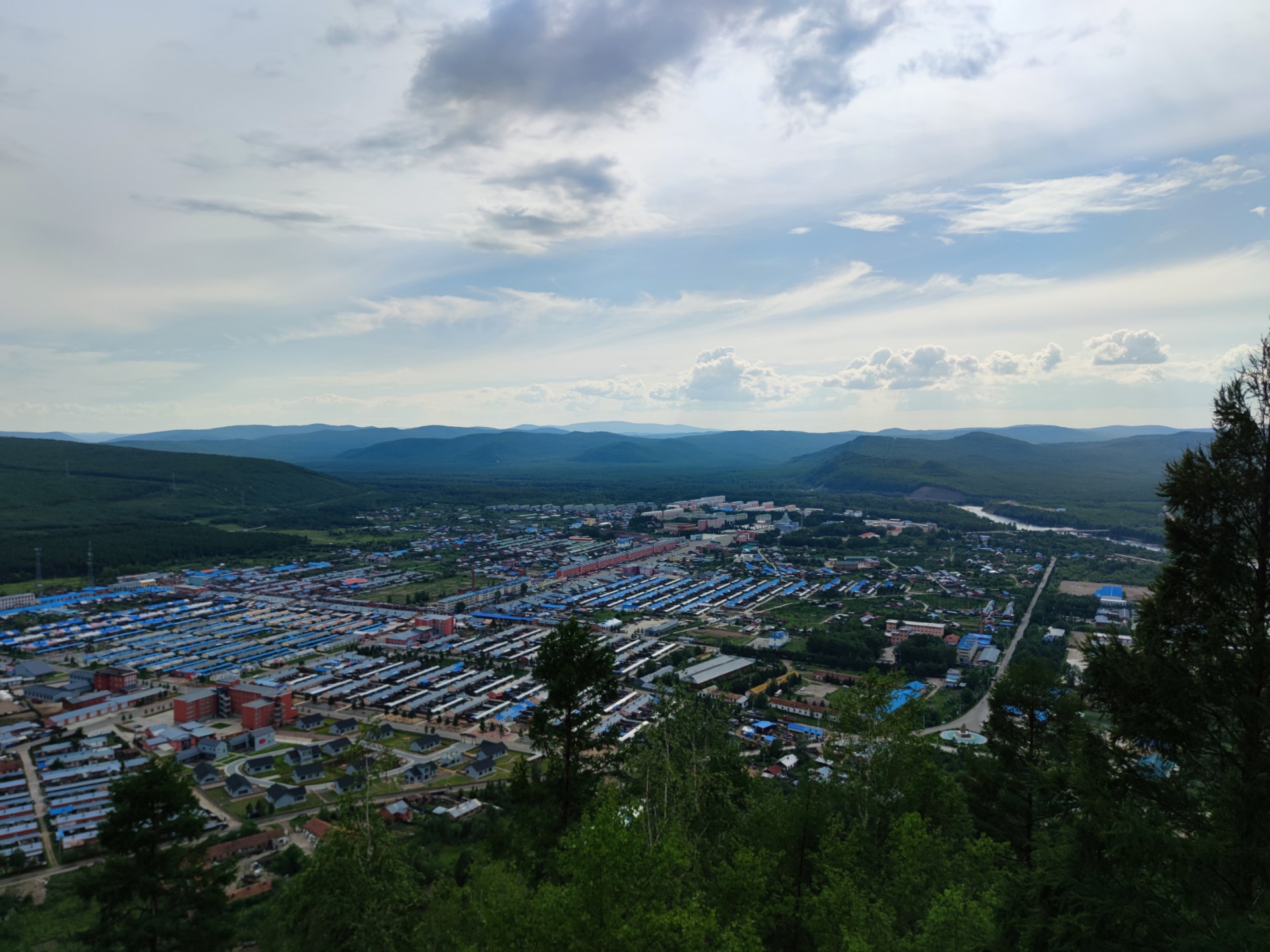 继续大兴安岭根河段,金河镇满归镇街上逛了逛,慢节奏的小镇生活,凝翠