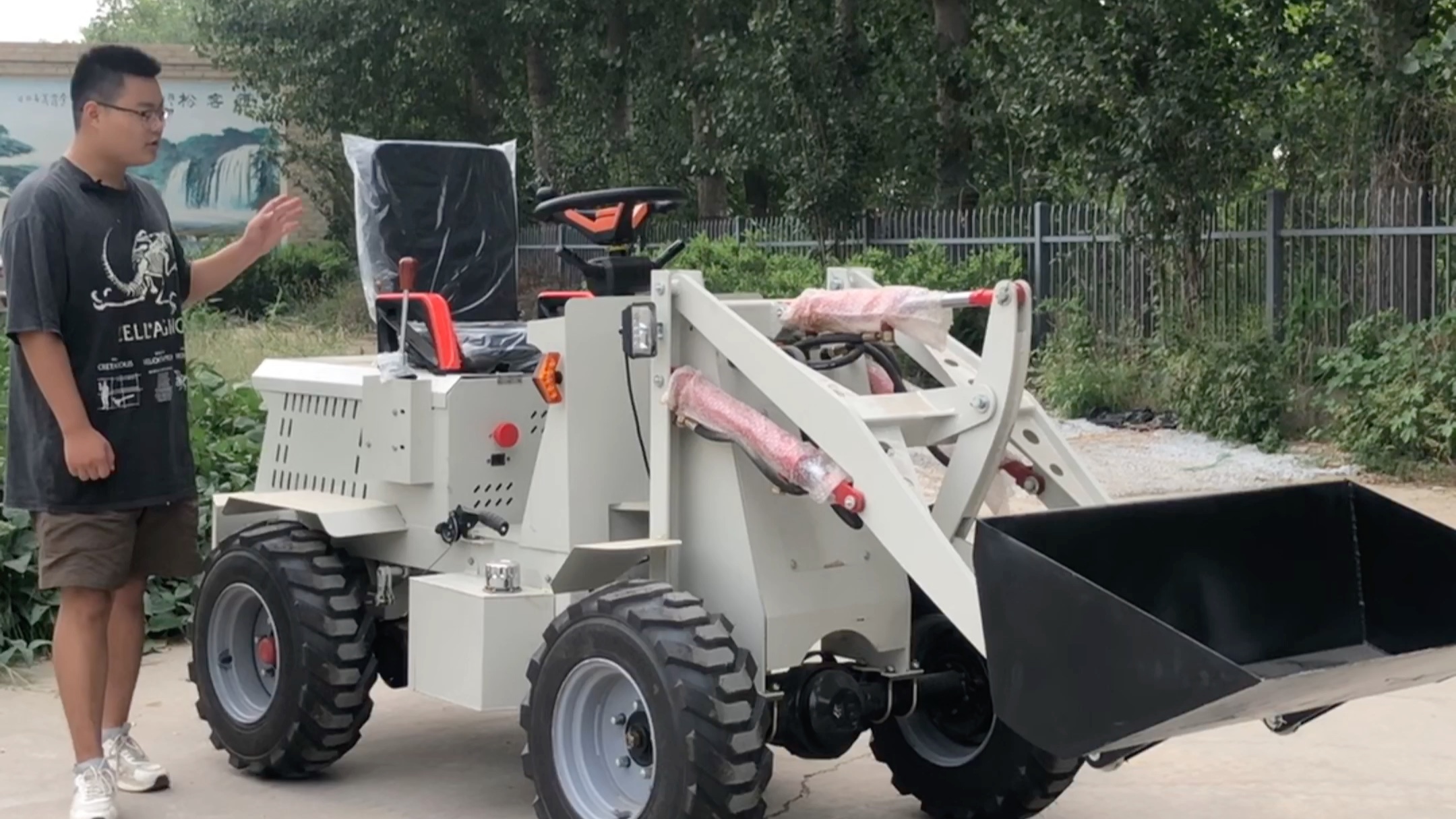 电动四驱小铲车