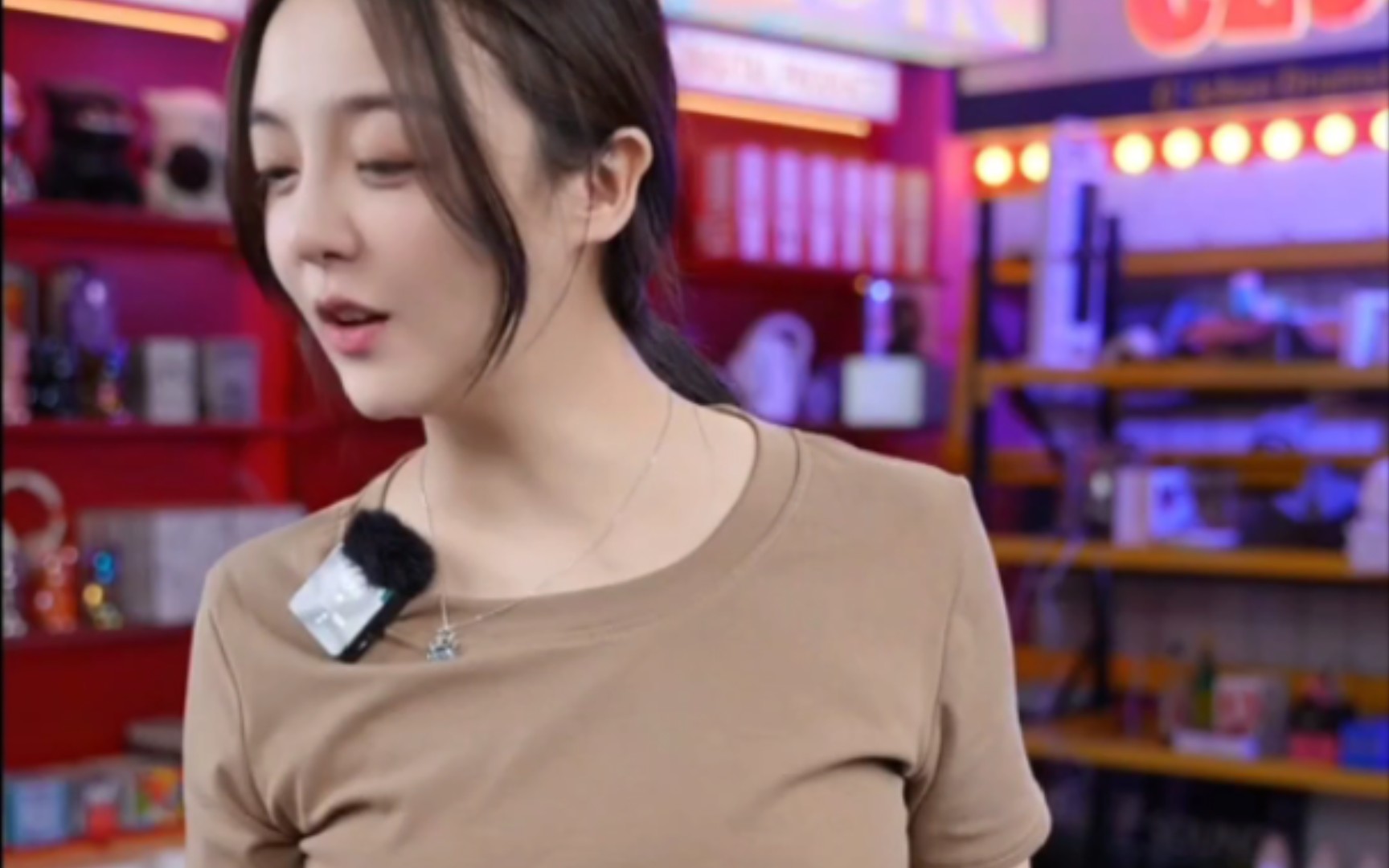 直播带货女主播开车名场面,车速不是一般的快!