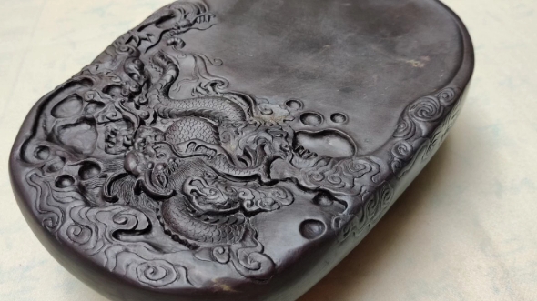 端砚《苍龙教子》28*20.3*3.8㎝石皮,青花,黄龙纹,火捺.