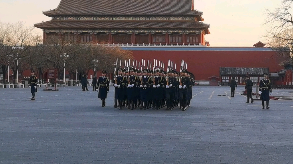 为降旗仪式做准备的国旗护卫队