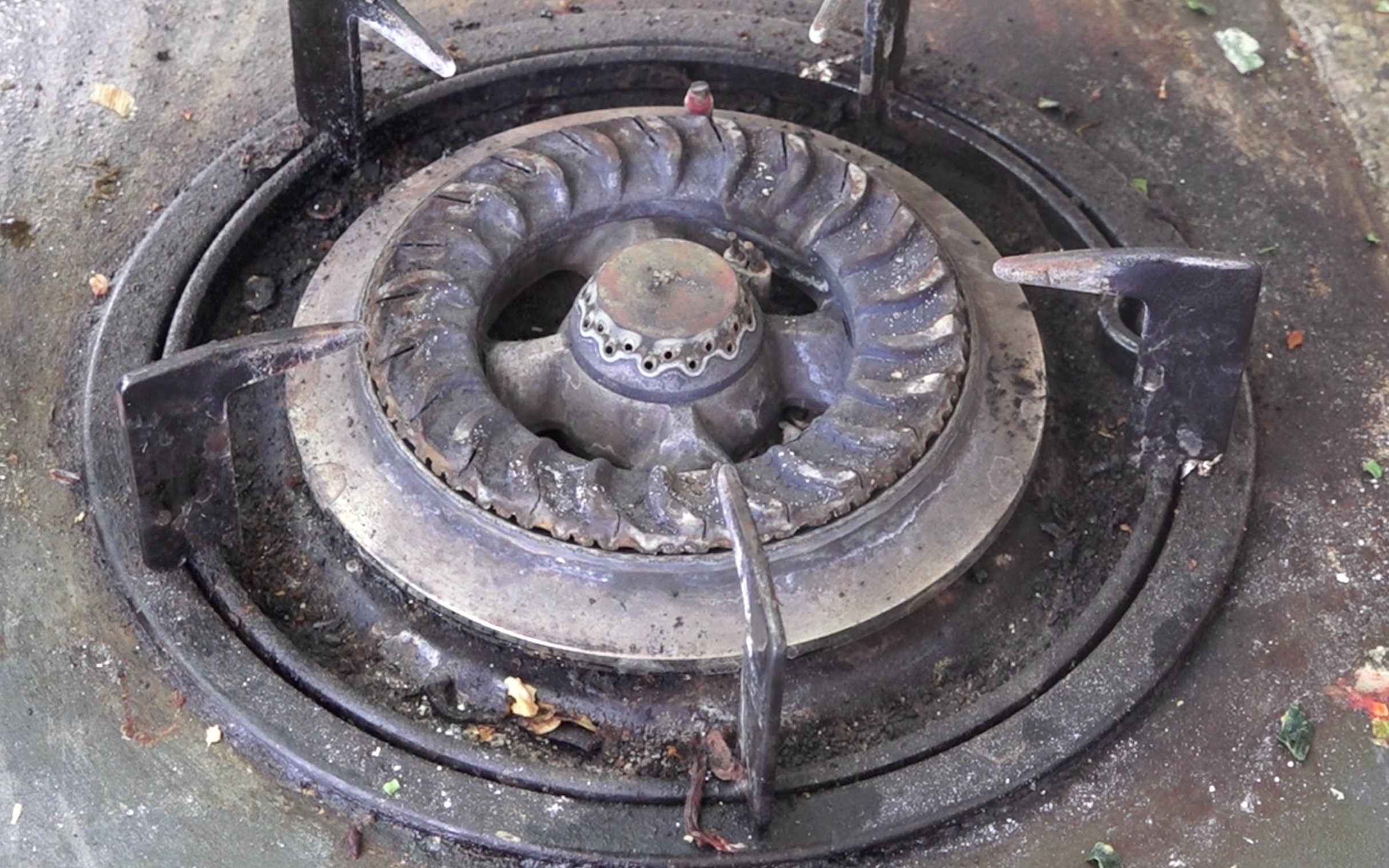 灶台脏的像10年没洗?教你一招,撒点它擦一擦,洁净如新