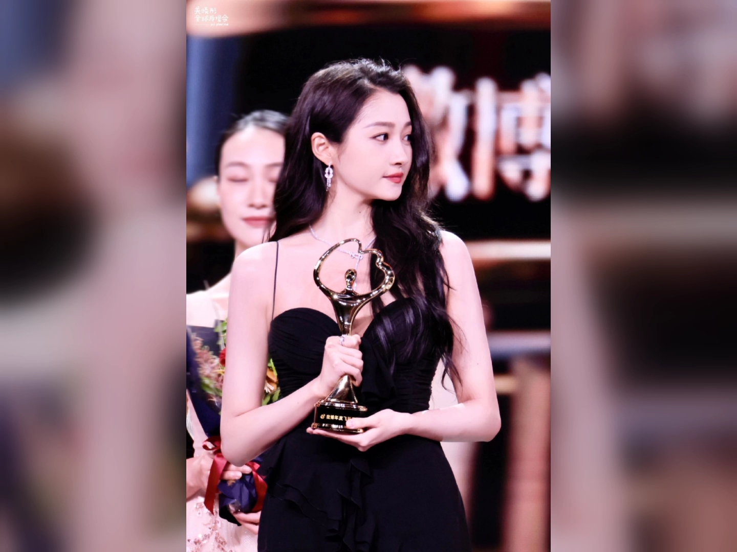 关晓彤微博之夜神图来啦!无论内场外场都美得我心颤!