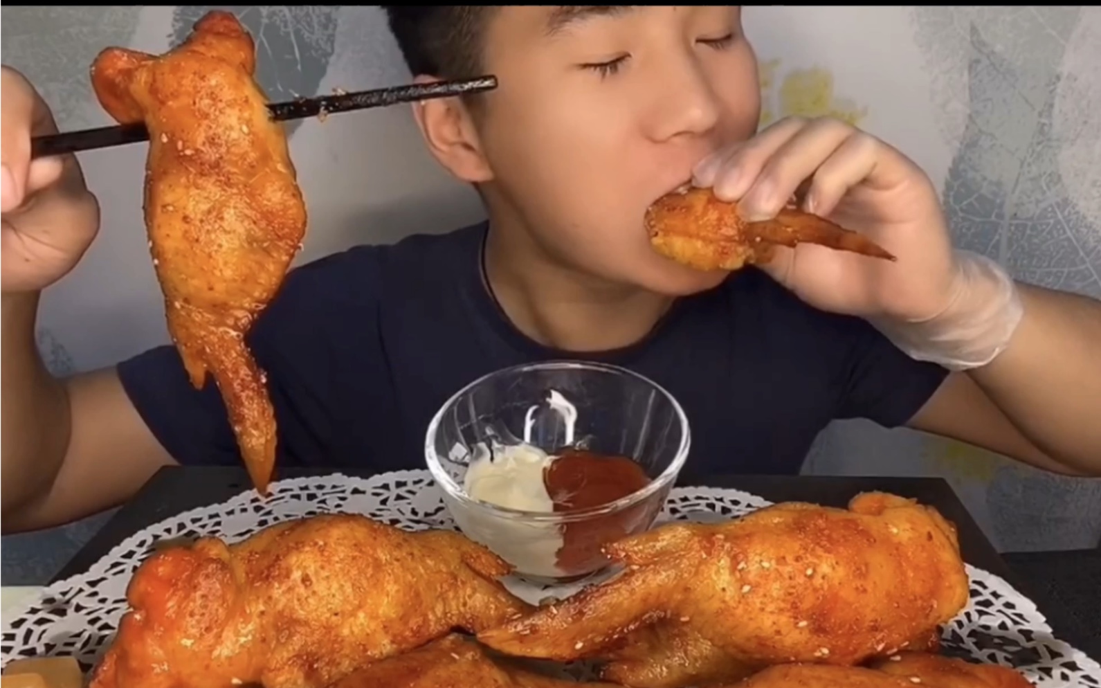 [香喷喷的鸡翅包饭] 最爱吃的鸡翅包饭 诱人的快手吃播合集_哔哩哔哩