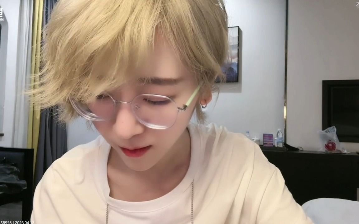 【小奶团】0412秀才冷男.何呆呆云南户外-何呆呆回房间唠嗑