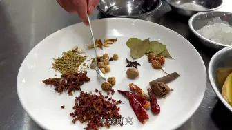 Video herunterladen: 陕西特色美食之一腊汁肉夹馍做法教程