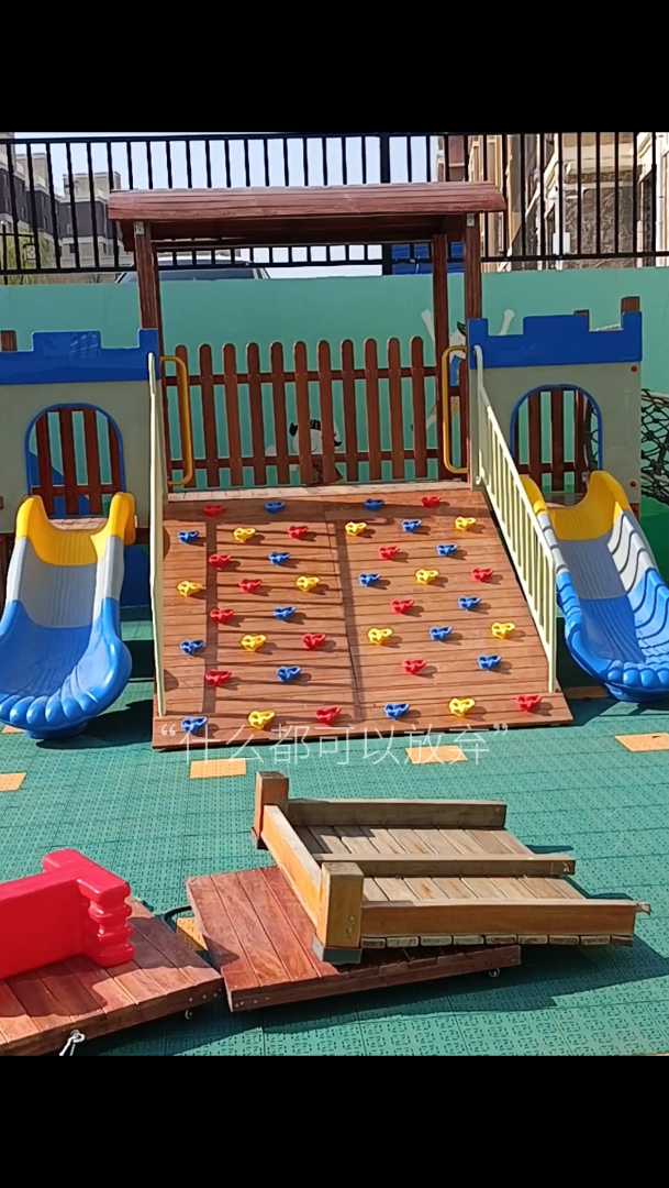 幼儿园玩具攀爬组合安装现场