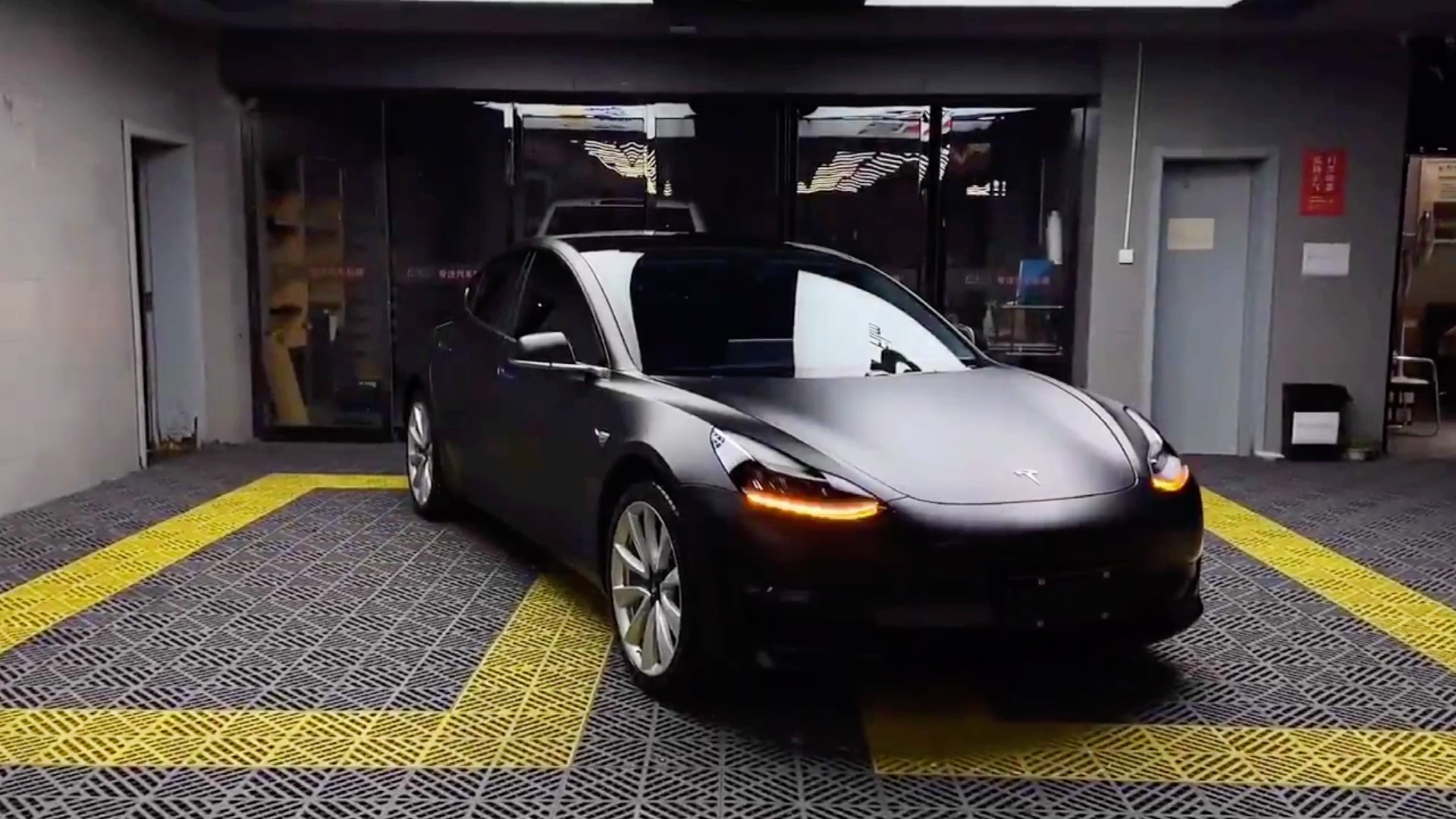 杭州汽车改色贴膜,特斯拉model3漆面超哑黑改色贴膜,帅气车身质感