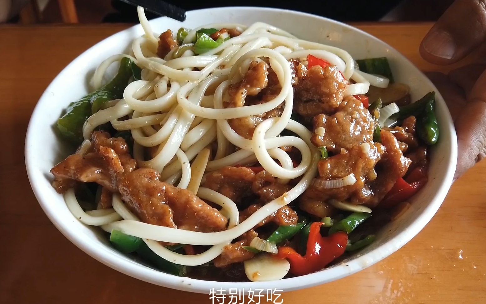 新疆自驾游来到奇台,吃有名的奇台过油肉拌面