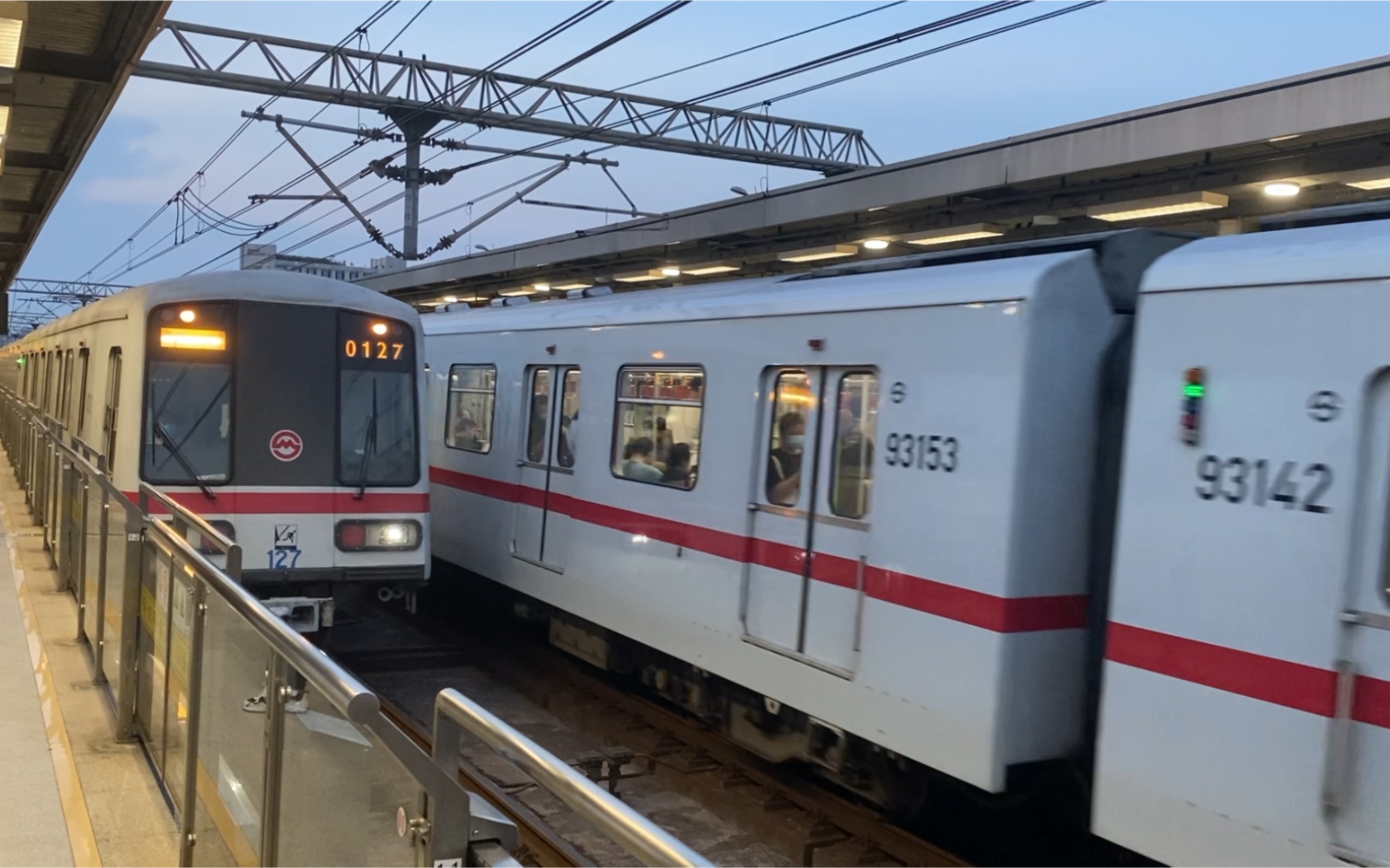 上海地铁1号线呼兰路站老老八107交会伪八127_哔哩哔哩_bilibili