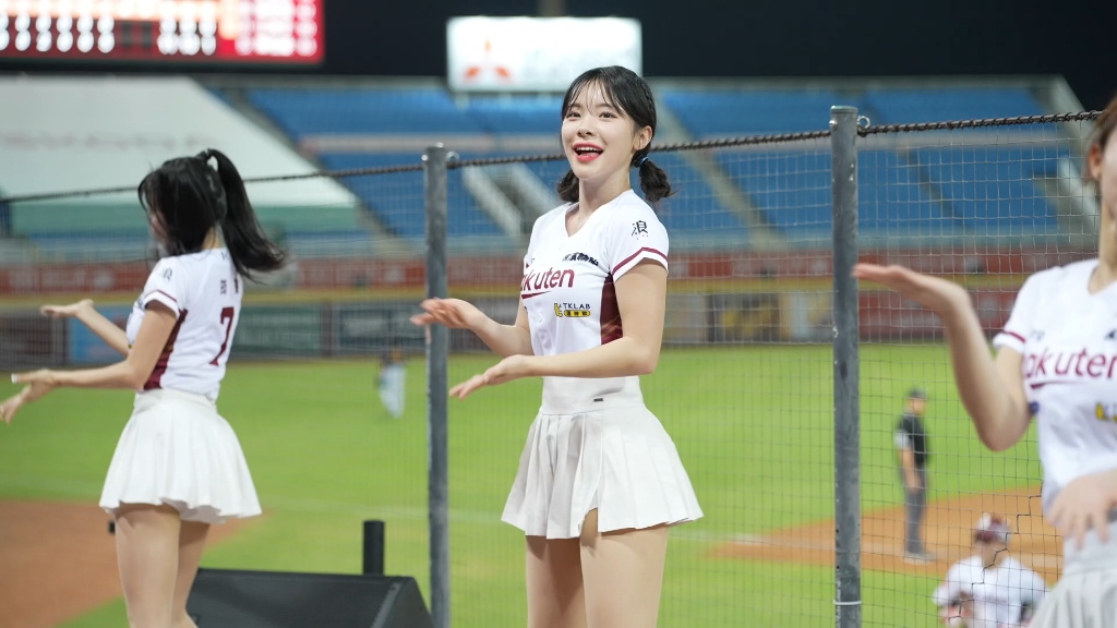 白色短裙啦啦队李多惠