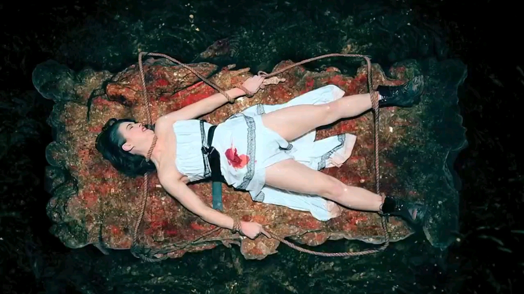 《惊心食人族4重生 》