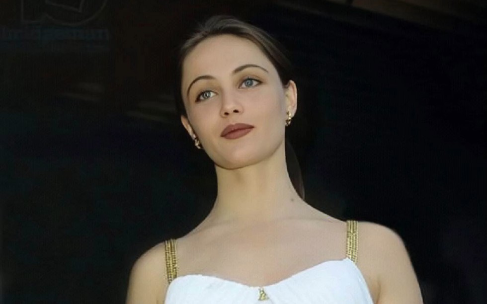 法国女星艾曼纽贝拉