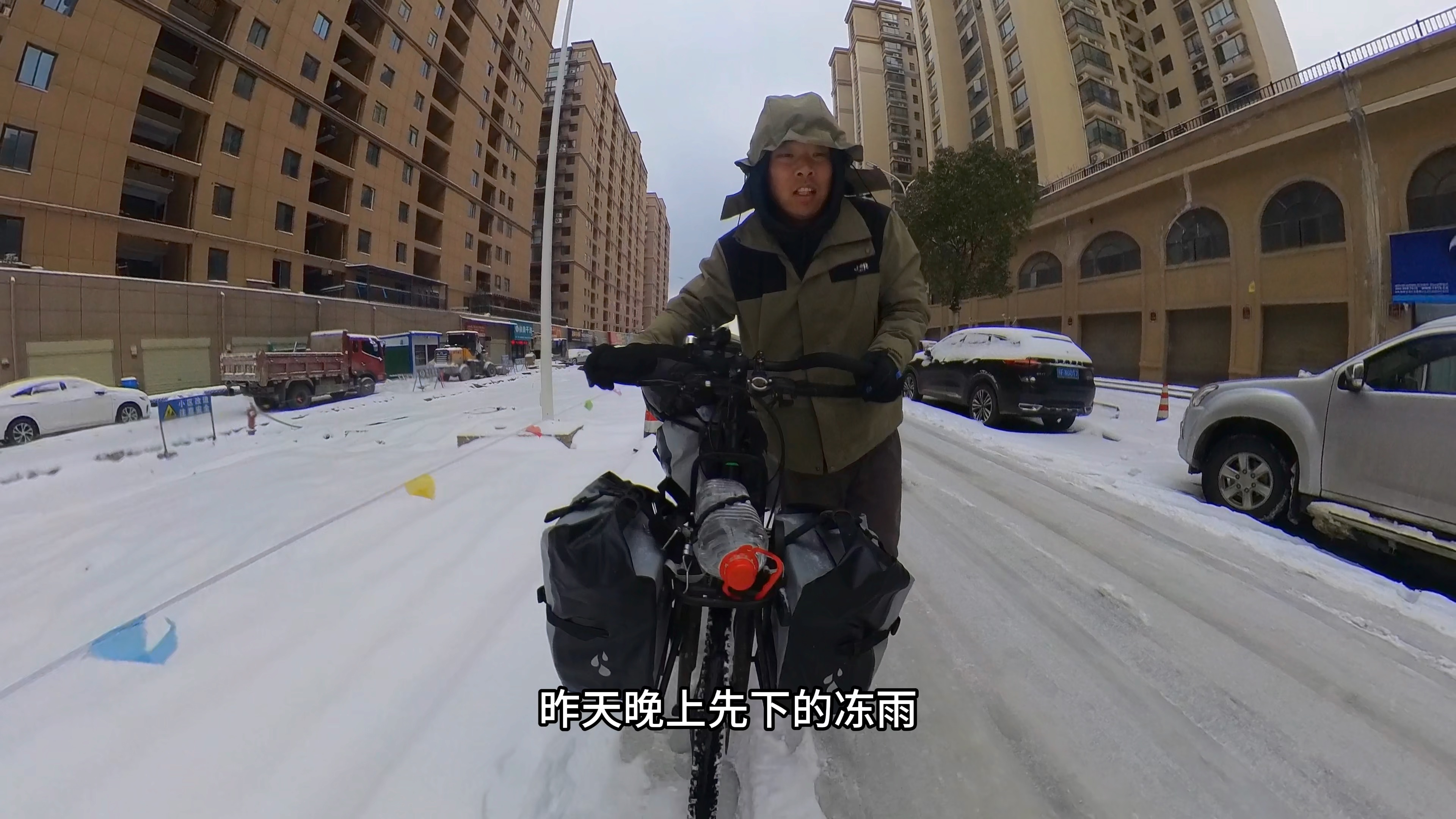 骑行到湖北襄阳老河口,遇到大暴雪,路上无法骑车,不能往前走了哔哩哔哩bilibili