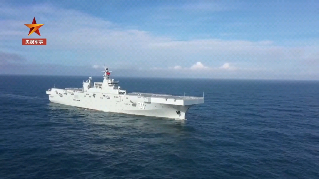 海南舰多课目多兵种协同训练 装卸野马气垫艇场面震撼