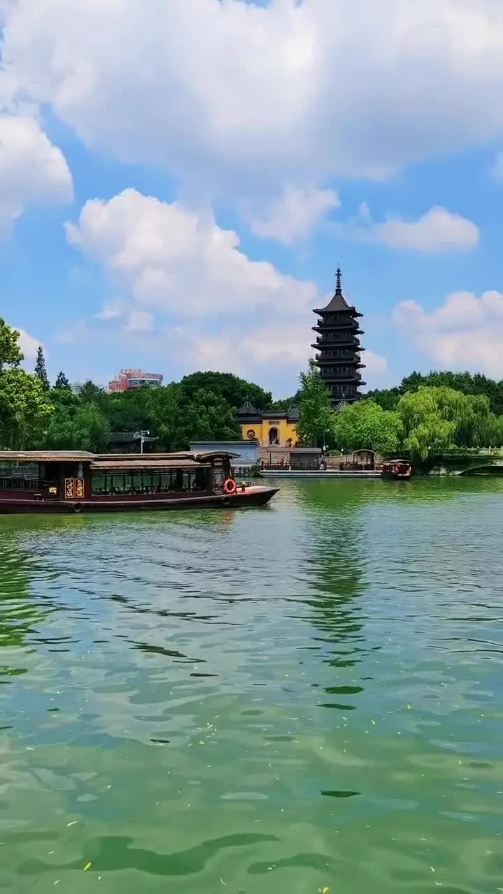 浙江嘉兴南湖是建党时具有历史意义的革命根据地,有一个湖,它意义非凡