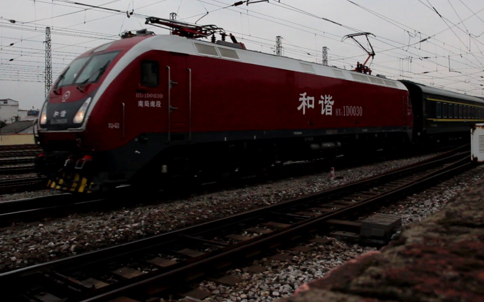 南局南段hxd1d0030牵引k1454(赣州—北京丰台)通过向塘站