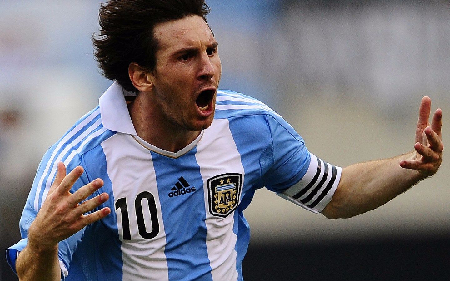 球王梅西罚丢了点球,阿根廷被冰岛逼平,看完梅西足球经历相信他会拿回