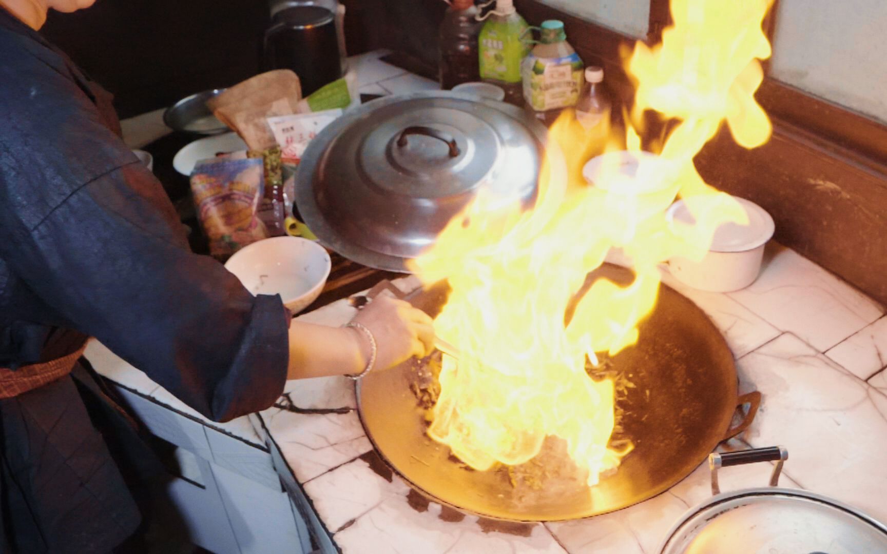 这个农村妈妈厨艺相当厉害,炒个菜锅都起火了