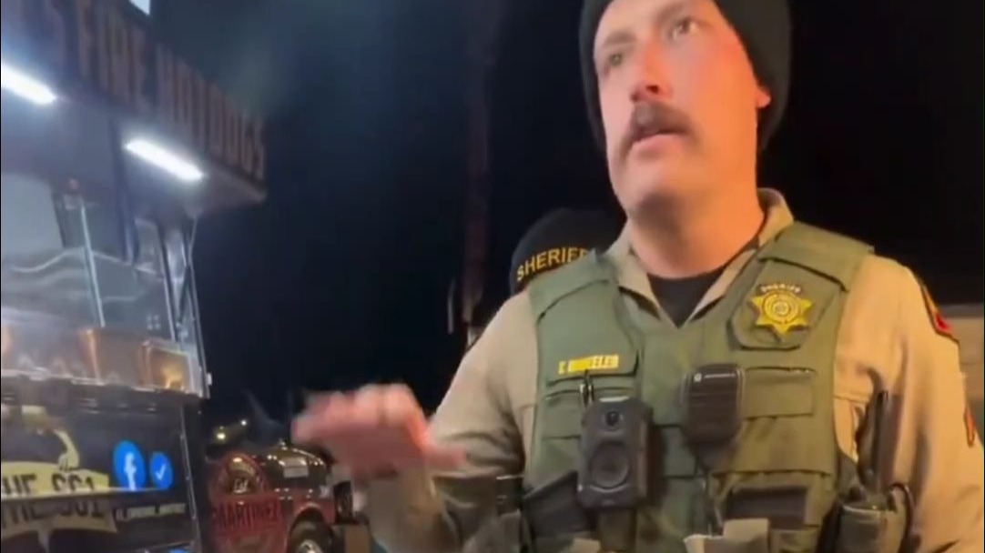 连美国特警都扎堆来吃宵夜的老墨热狗摊！这大概是对味道和口碑最硬核的“认证”了。海报